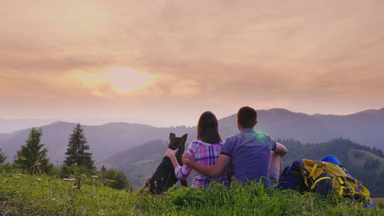 夫妻带着狗欣赏山上美景视频素材模板下载