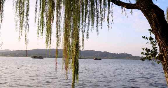 夕阳下波光粼粼的杭州西湖美景