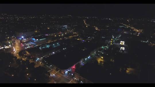 空中视频的夜间中心苏梅市与汽车交通