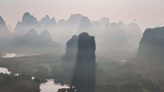 广西桂林山水喀斯特地貌日出风光