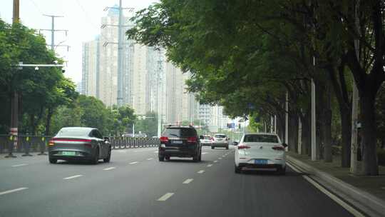 汽车行驶在城市道路车流交通车辆车窗外风景