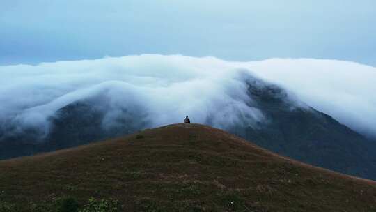 登山爬山徒步一个人的旅行背包客