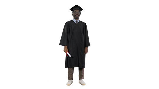 非洲男孩双臂交叉拿着毕业证书