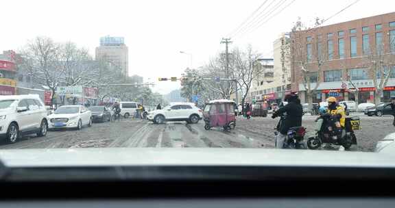 第一视角 雪路 冬天行车 大雪道路 交通