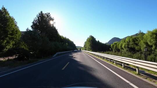 驾车开车乘车行驶在城市道路上第一视角