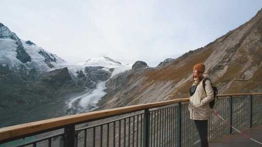 美丽的年轻女性旅行者站在观景台上，享受美