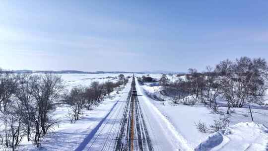 积雪道路上行驶的车辆