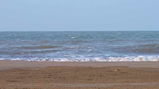 海浪拍打在沙滩上