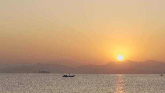 海边夕阳摩托艇