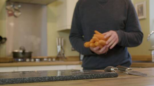 厨师削胡萝卜视频素材模板下载
