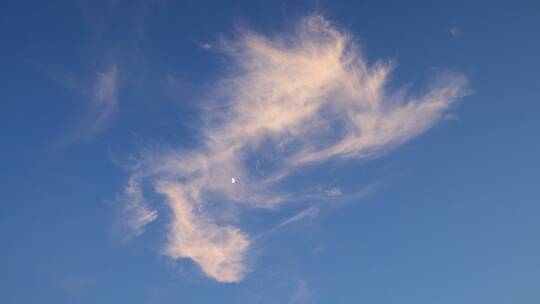 蓝色天空中的白云与明月视频素材模板下载