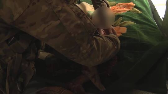 阿富汗士兵在医院给女孩处理伤口视频素材模板下载