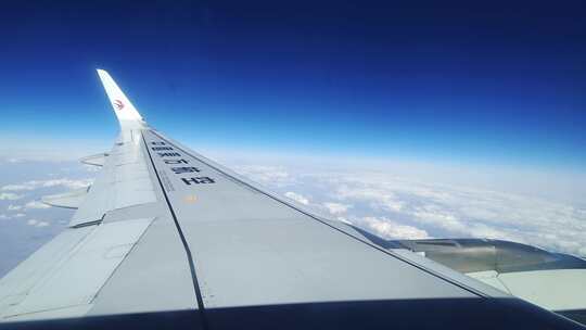 东方航空飞机乘客视角空中景色云层之上视频素材模板下载
