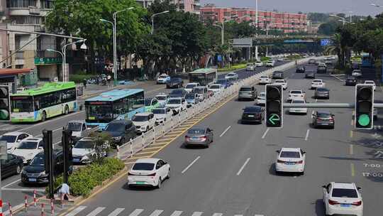 城市道路交通早高峰车流