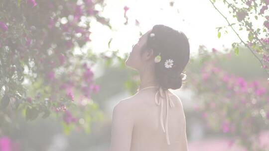 唯美美女在花海中行走触摸鲜花盛开人比花娇