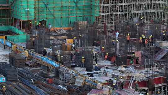 建筑施工现场工人忙碌景象