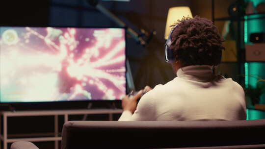 玩家在电视显示器上收到游戏后心烦意乱，他
