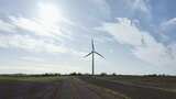 田野中的风力涡轮机转动天线高清在线视频素材下载