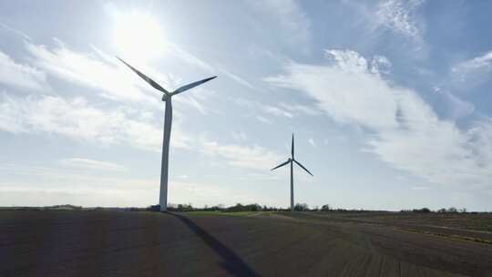 田野中的风力涡轮机转动天线