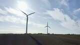 田野中的风力涡轮机转动天线高清在线视频素材下载