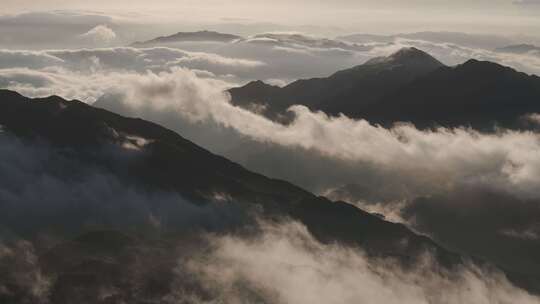 信宜大田顶日出航拍，高山云海，高山公路