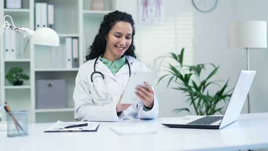 穿着白大褂的微笑女医生正在现代医院的平板视频素材模板下载