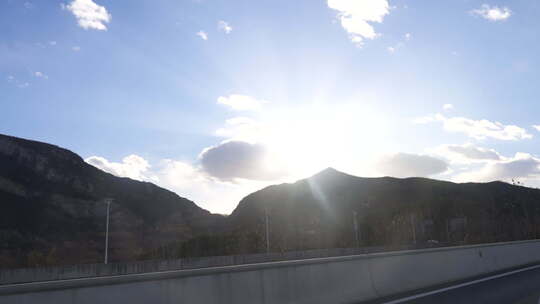 出行 路上风景 标牌 树 白云 蓝天