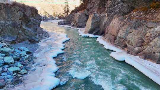 祁连山冬季河谷激流浮冰
