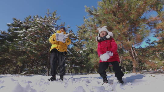 快乐儿童在雪地里玩耍