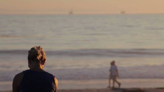 一个女人在海边看书视频素材模板下载