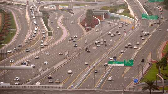 高峰时间在繁忙的城市道路上行驶的汽车