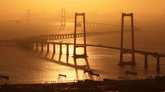 金色日出下的深中通道