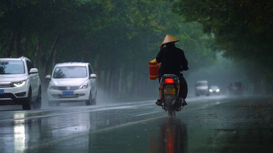 中国道路雨中行驶的车辆视频素材模板下载