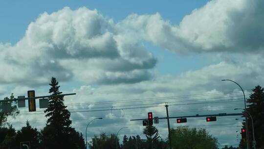 蓝天白云下的十字路口
