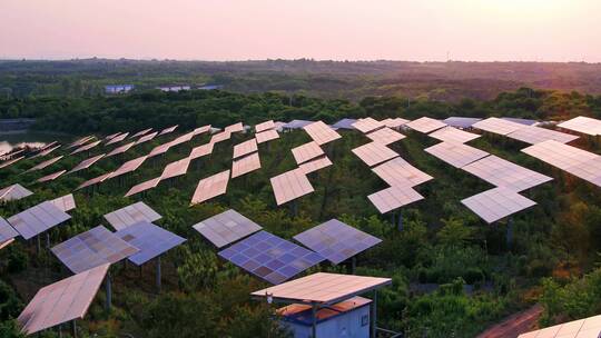 农田上的光伏太阳能发电夕阳下航拍