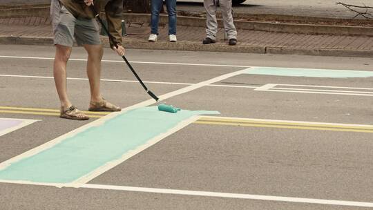 在街道上用刷子在地上画画的人视频素材模板下载