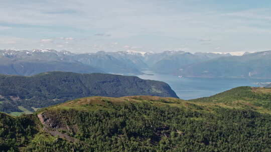 空中拍摄，翱翔在挪威绿树成荫的山脊上，露