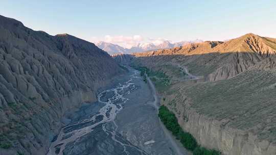 峡谷河谷安集海红色地质地貌自然险峻无人区