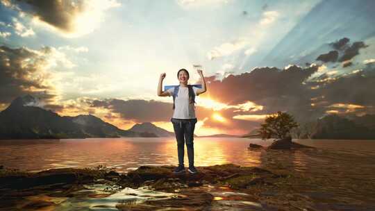 全身体的亚洲女性徒步旅行者庆祝的成功在一