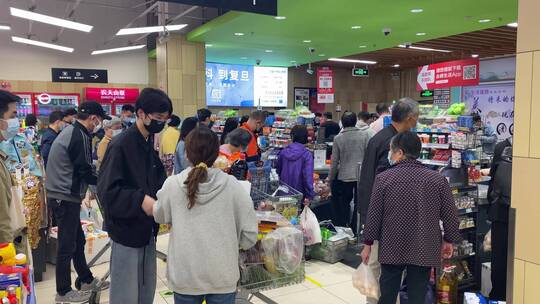抢菜杭州疫情超市蔬菜抢购排队抢菜