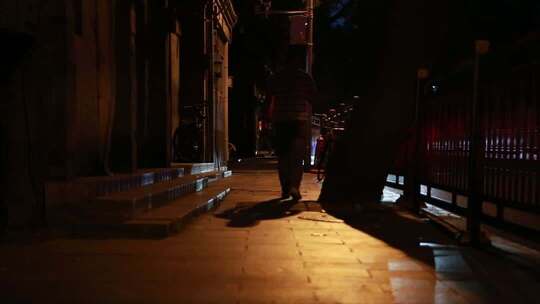 夜晚街道行人画面