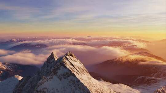 雪山云海日出全景