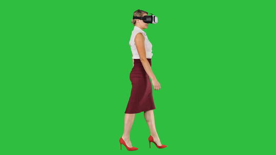 戴着虚拟现实设备走路的女人