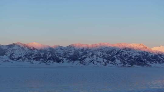 航拍冬季新疆赛里木湖雪山冰湖蓝冰日照金山