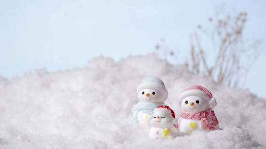 下雪温馨下雪人一家三口玩具摆件视频素材模板下载