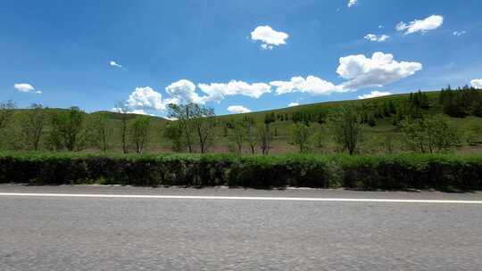 开车行驶在草原道路中  第一视角草原风景