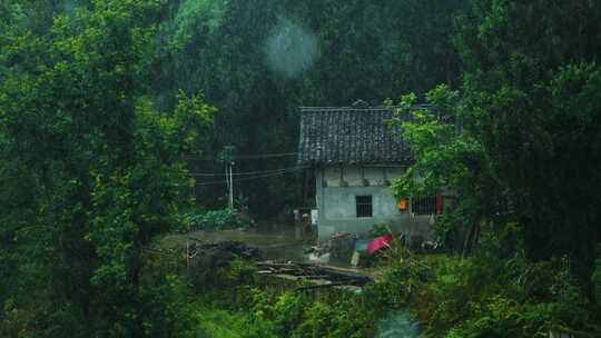 下雨中的南方乡村老房子