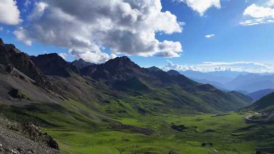 航拍川西大哇梁子垭口高山草原牧场风光视频素材模板下载