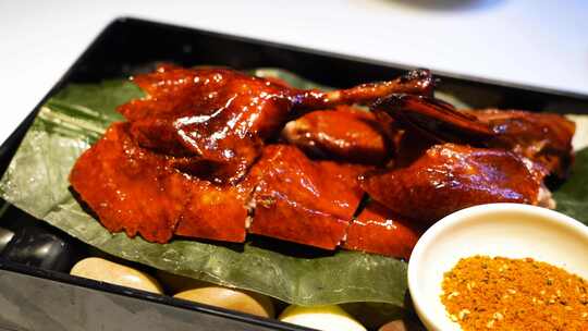 中国传统美食，细腻多汁的脆皮烤鸭摆盘