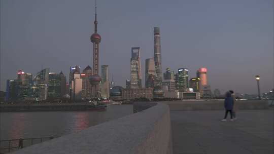 上海外滩陆家嘴高楼大厦夜景日转夜延时视频